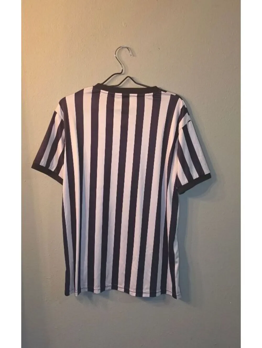 Black White Vertical Striped Athletic T-Shirt Men’s Medium